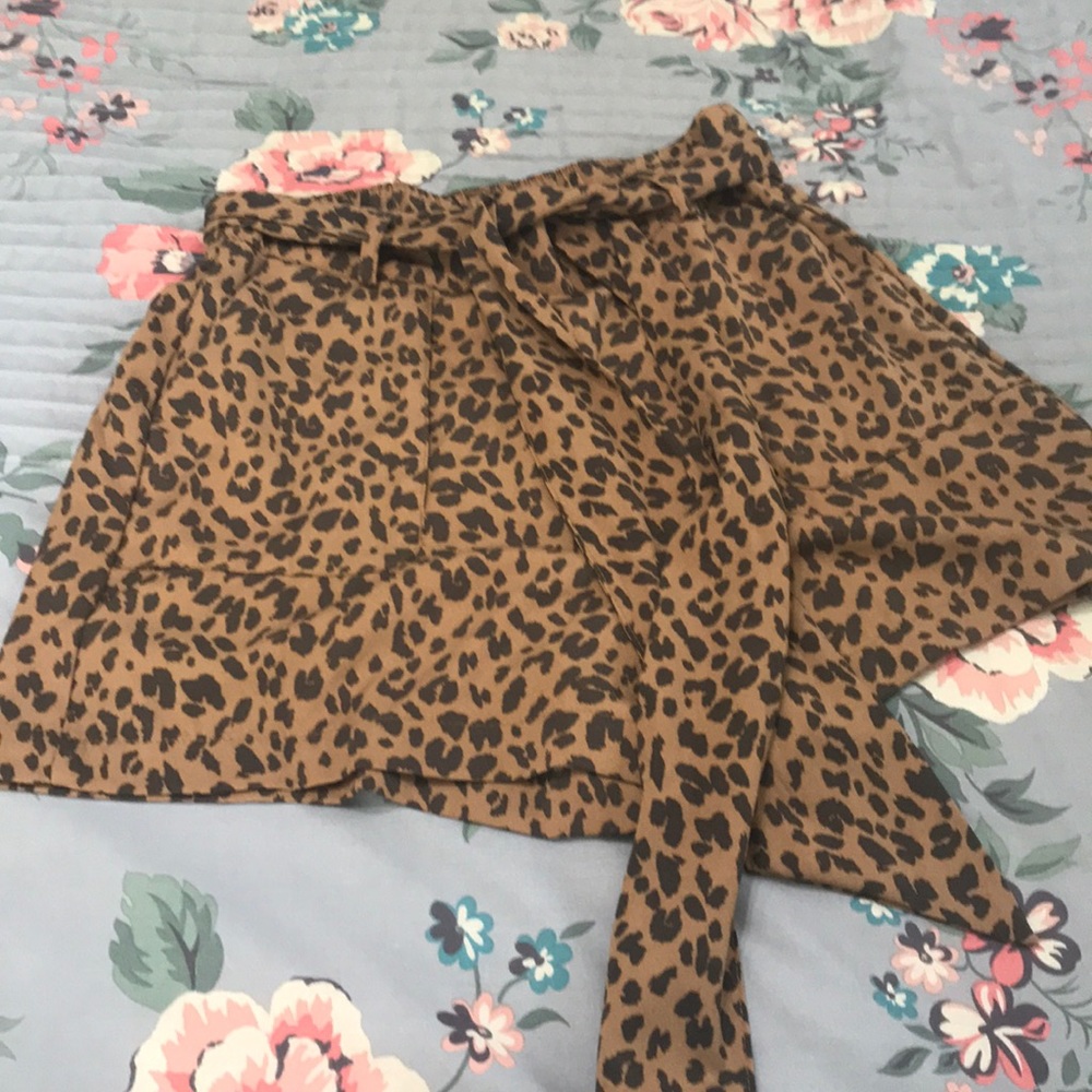 Leopard print tie waist shorts